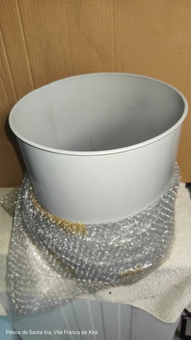 Cesto de papéis em chapa cor cinza