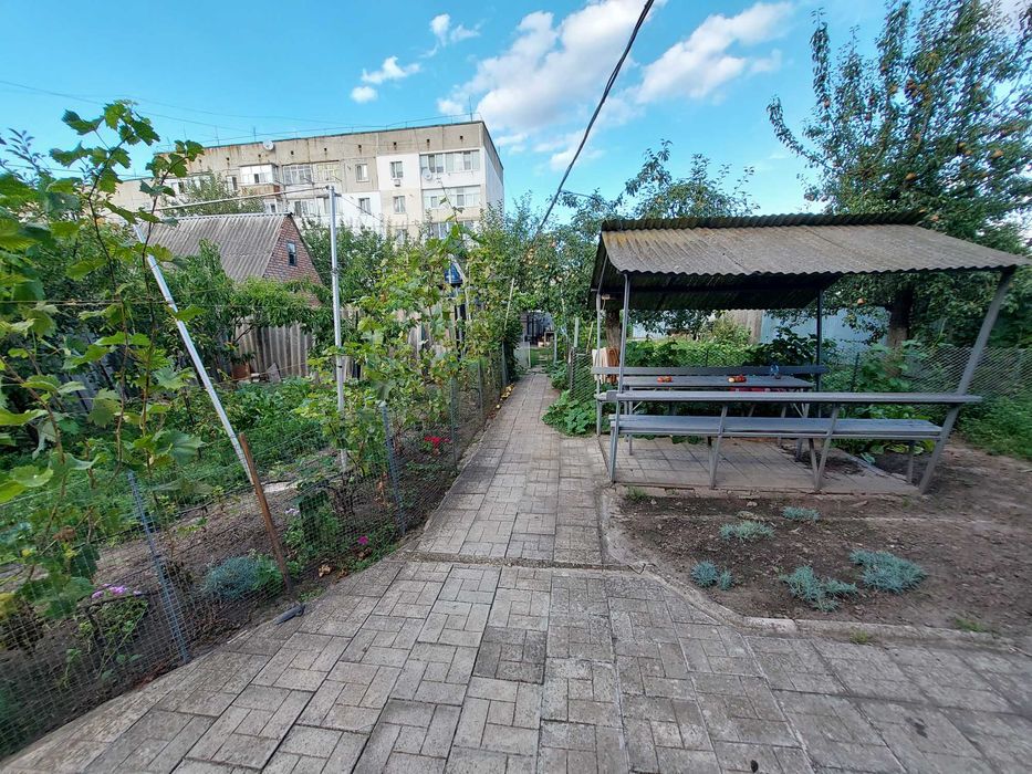 Торг. Продам 2-х поверх. квартиру з зем.діл. 8,85 с (в 2-х квартирн.бу