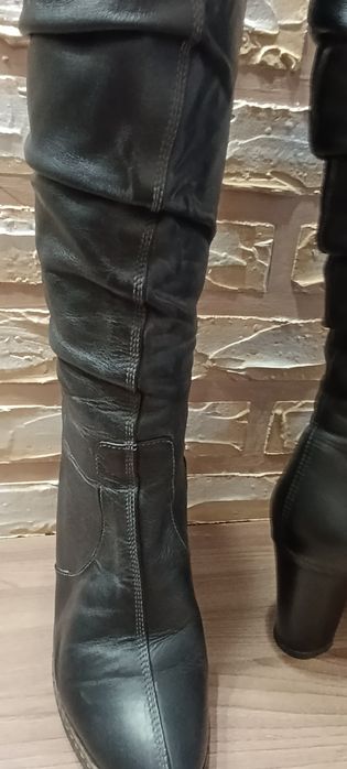 Чорні шкіряні чоботи