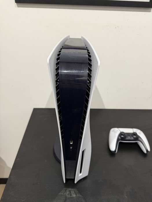 PlayStation 5 z napędem + 2 pady