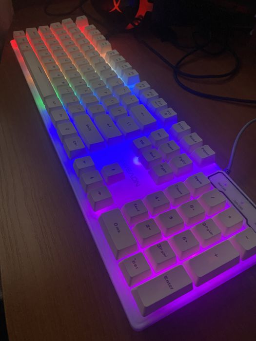 Teclado branco com luzes