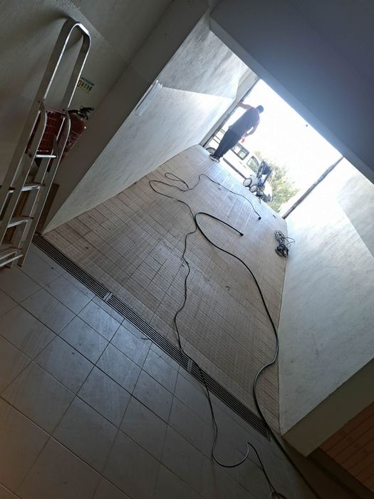 Garagem limpa com máquinas adequadas