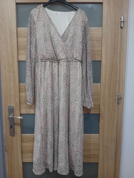 Sukienka beżowa delikatny wzór. M