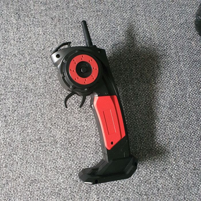 Zdalnie sterowany samochód REVOLT