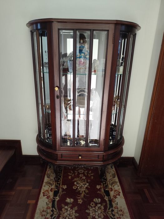 Móvel vitrine em madeira