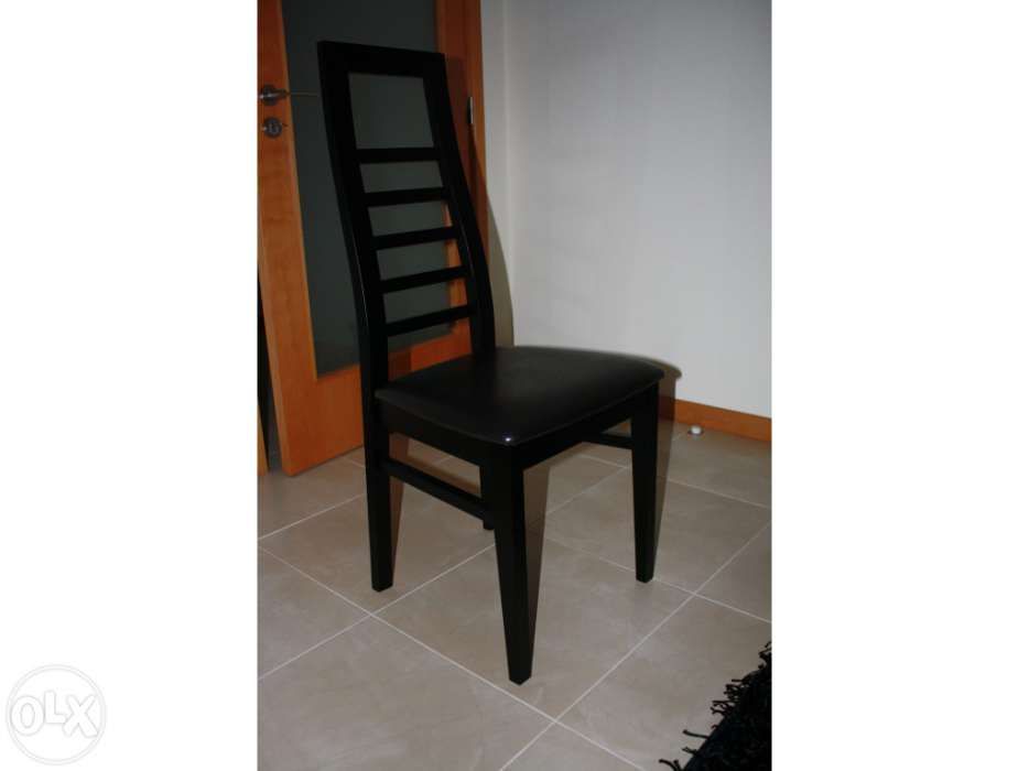 Mesa em vidro e cadeiras