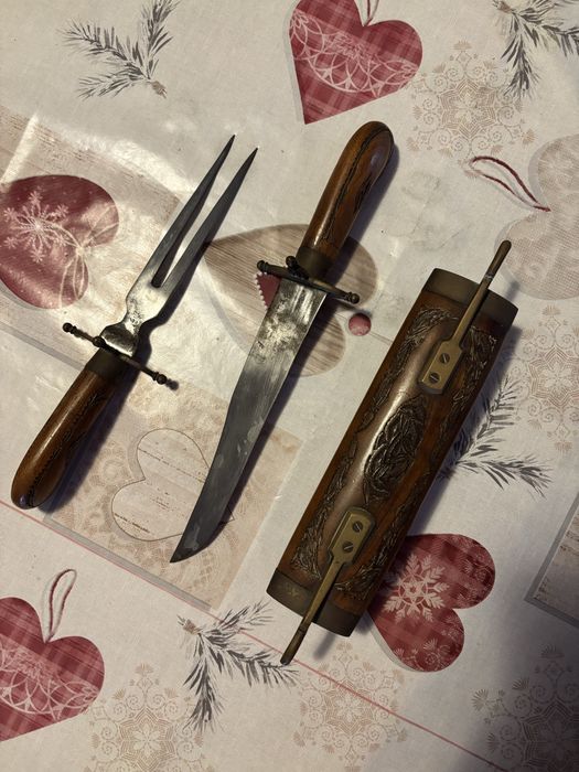 Conjunto Antigo de Trinchar com Suporte em Madeira Entalhada