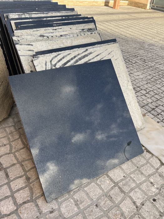 Pavimento cerâmico preto