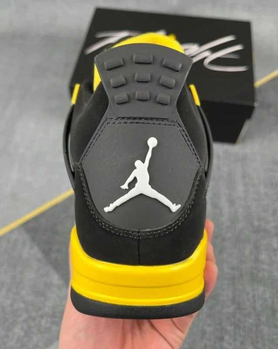 Jordan 4 Retro Thunder R.40