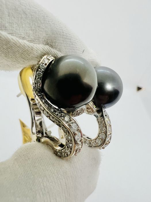 Золоті сережки з натуральними діамантами 3.56 карат та перлинами.