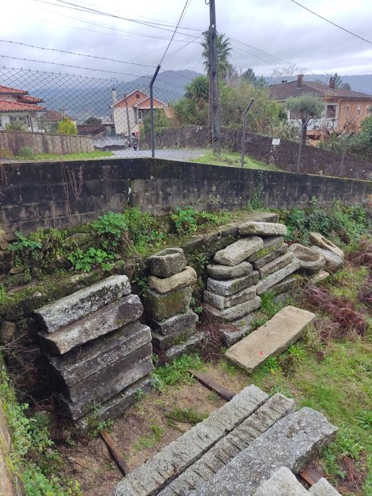 Degraus picados de pedra antiga