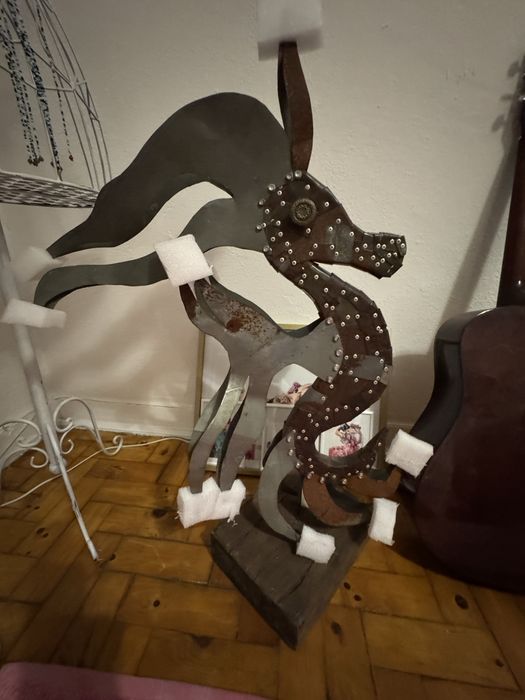 Cavalo marinho feito de latão e madeira. Obra de arte