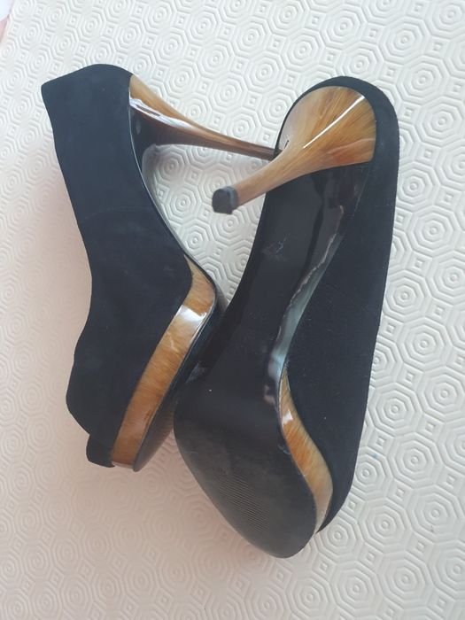 Sapatos pretos abertos à frente