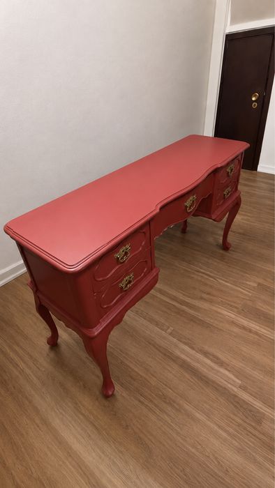 Móvel de TV / consola restaurada, estilo Luís XV / provençal, pintado em tom vermelho bordeaux.