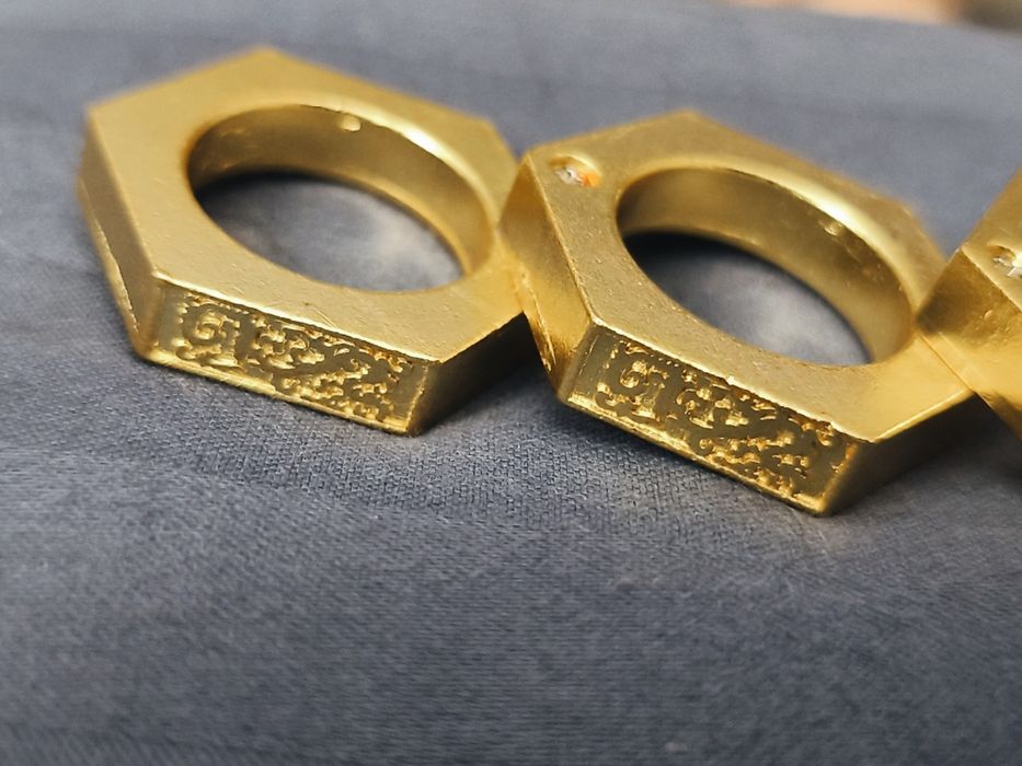 Anéis fidjet interligados em aço inoxidável para  ansiedade.