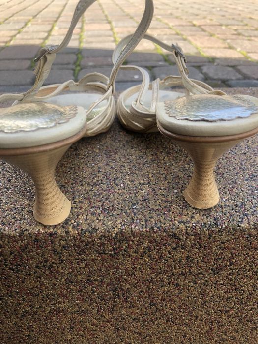 Sprzedam piękne buty na paskach