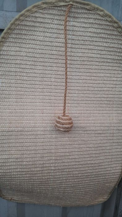 Когтеточка с игрушкой