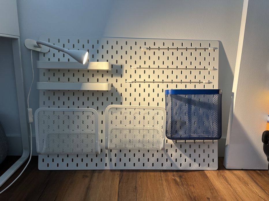 Painel organizador IKEA SKÅDIS completo com acessórios e candeeiro