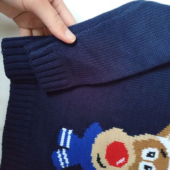 Свитер  новогодний с оленем очень красивый можно в школу