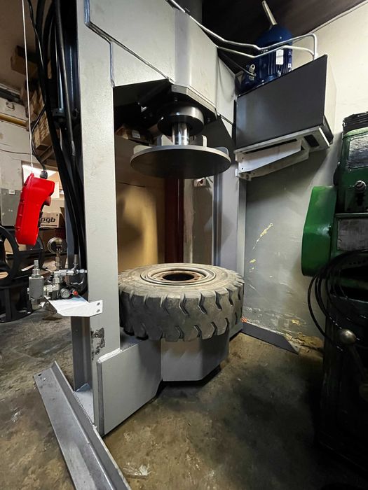 Wymiana opon do wózka widłowego pełne pierścieniowe bezdętkowe pełnych