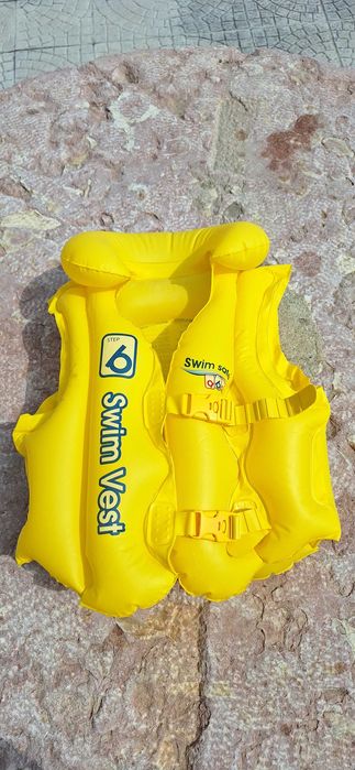 1 Bóia Cadeira + 2 conjuntos de Braçadeiras + 1 Colete + 2 barcos