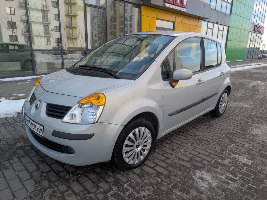 Маленька зручна машинка в рідній фарбі!