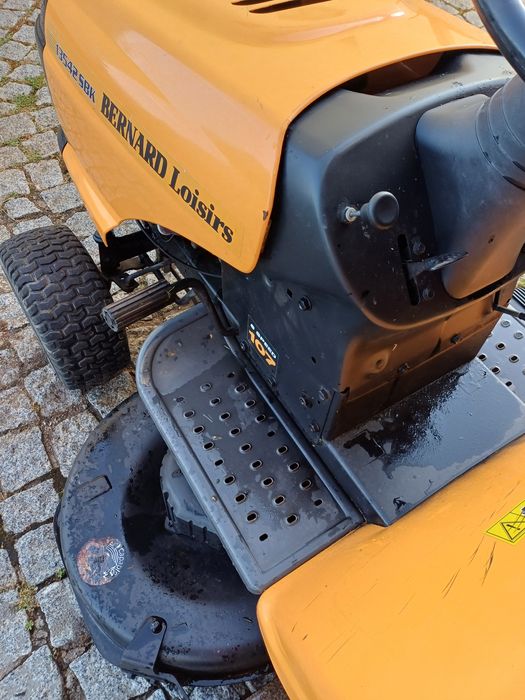 Trator corta relva com 15cv, largura de corte 107 cm