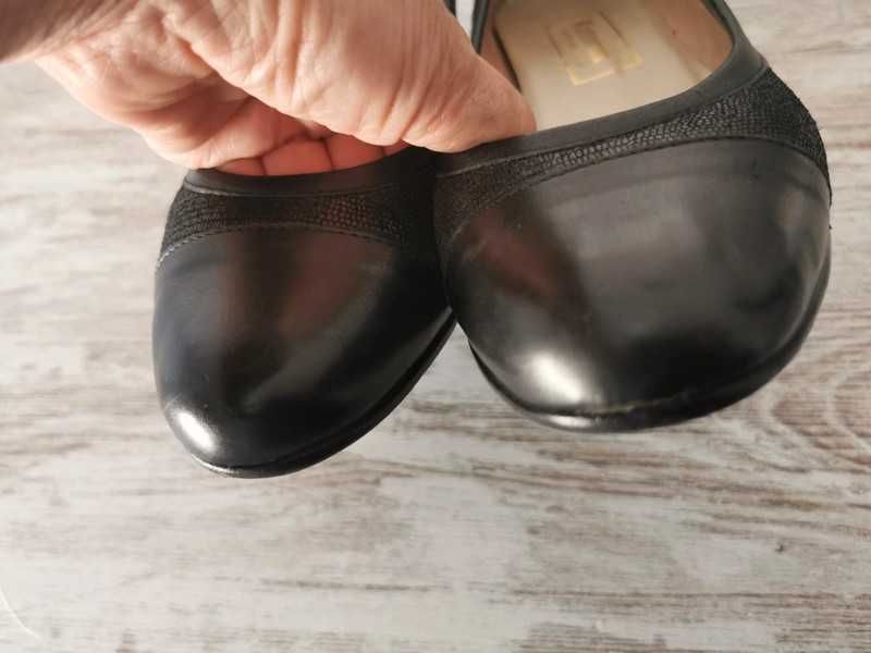 Sapatos pretos em pele, tamanho 38, para senhora.