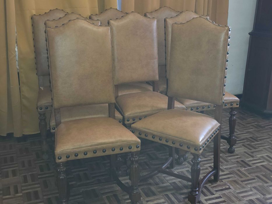 Cadeiras de sala em madeira de castanho: oito