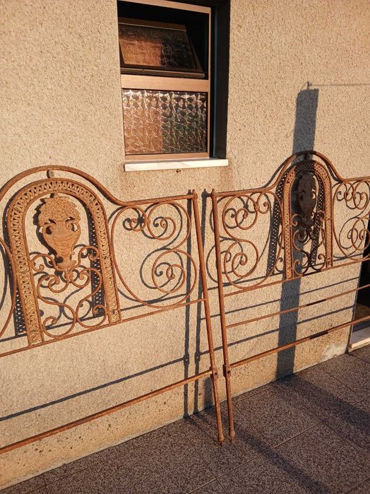 Estrutura de Cama Antiga em Ferro