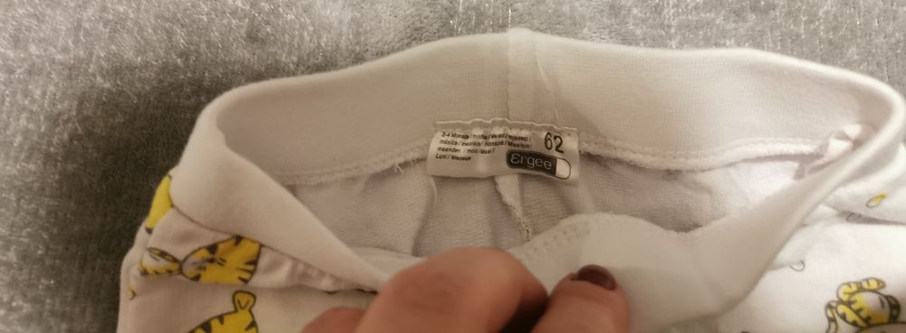 Komplet Erge składający się z bluzy i spodenek rozm. 62