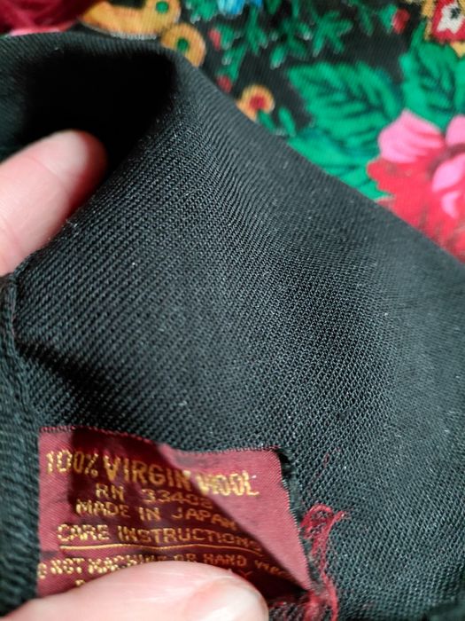 Чорна  шерстяна  хустка  з китицями . 130×130