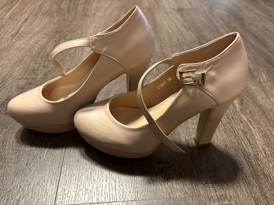 Botki beżowe na obcasie