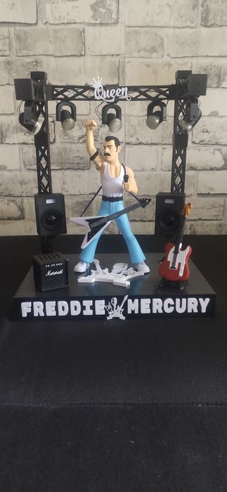 Diorama Freddie Mercury na scenie