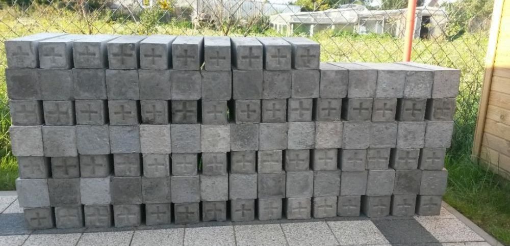 Kamień, słupek graniczny, geodezyjny, słupki graniczne, geodezyjne