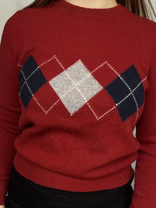 Czerwony sweter z rombami marie lund s