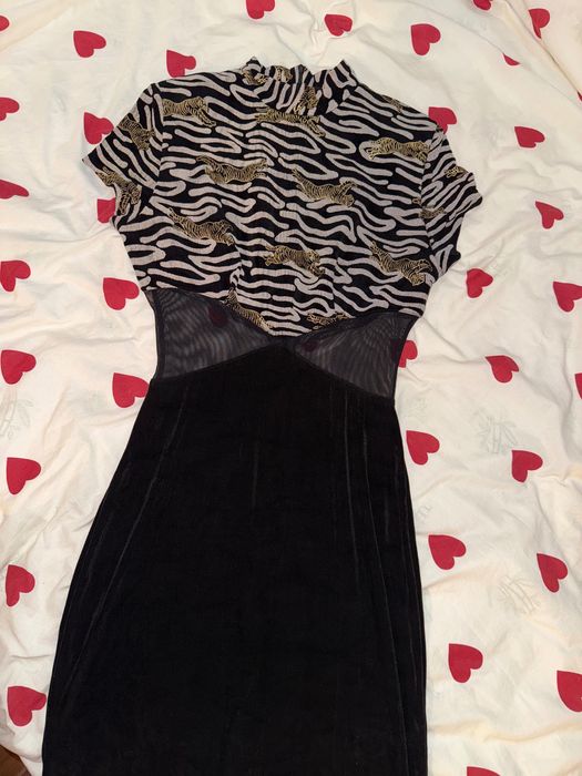 Оригінальна сукня міді з тигровим принтом та сіткою