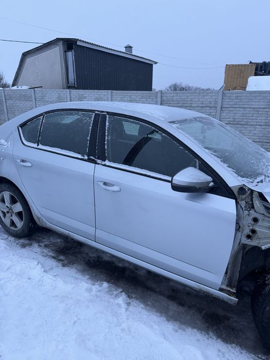 Двері Передні задні праві ліві Skoda A7 Шкода а7 La7w-8E8E