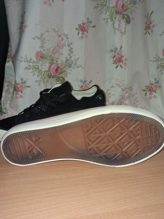 Жіночі кросівки чорного кольору