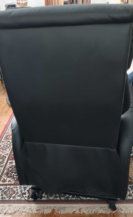 Cadeirão relax eléctrico geriátrico em pele sintética  encontra-se em bom estado, ideal para relaxar na sala de estar.