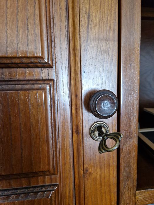 Armário clássico de sala em madeira