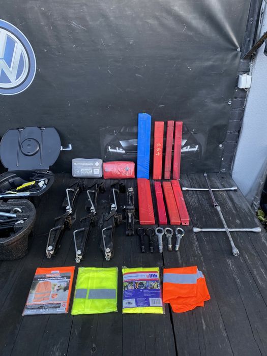Домкрат,набір інструментів skoda Fabia,крюк буксировочный,органайзер