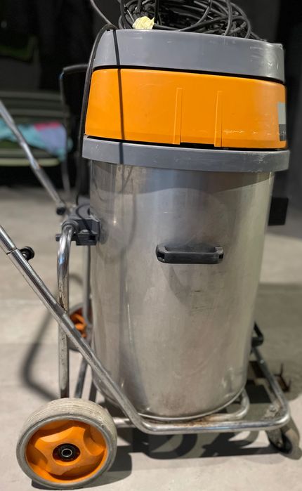 Продам профессиональный пылесос  Taski vacumat 44T