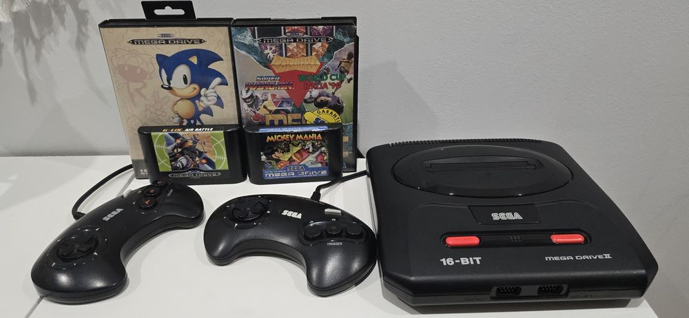 Sega Mega Drive II + 4 Jogos + 2 Comandos