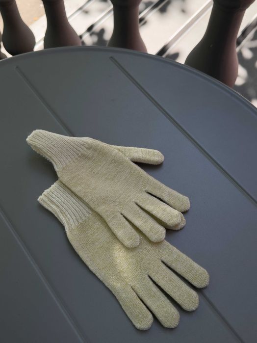 Rękawiczki dziergane białe – ciepło i elegancja