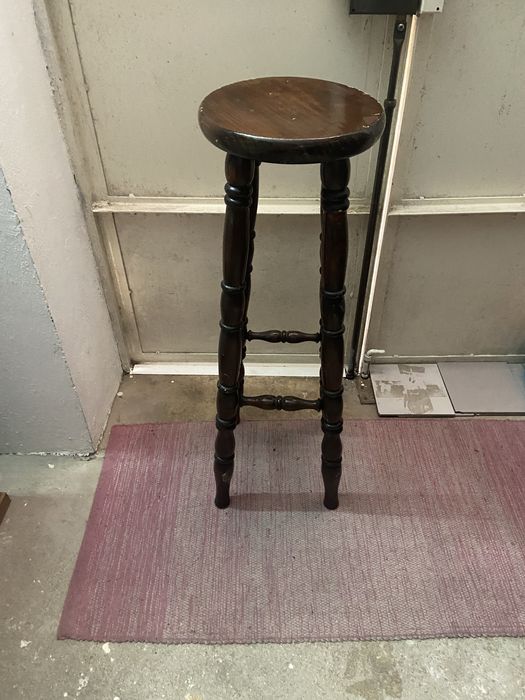 Um banco alto de bar