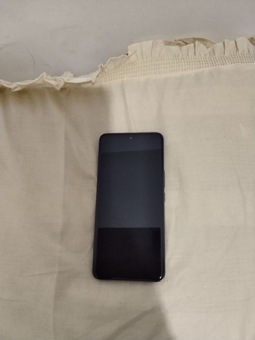Vivo v60 with charger headphones and Redmi  buds excellent condition