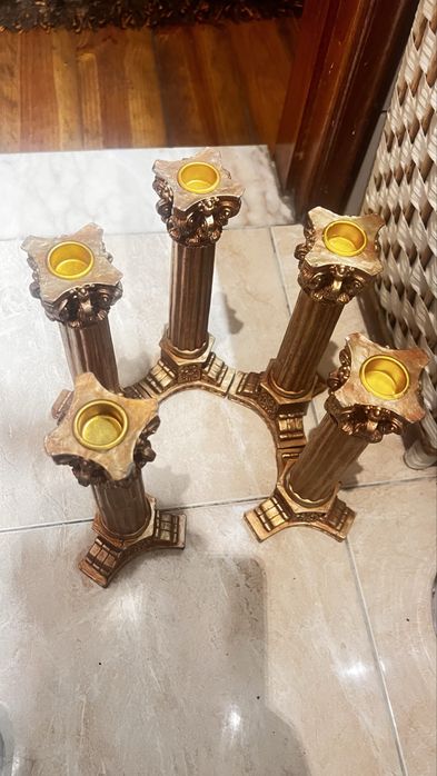 Conjunto de 5 Castiçais Estilo Coluna Coríntia Dourada