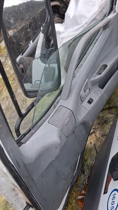 Porta direita mitsubich canter 649