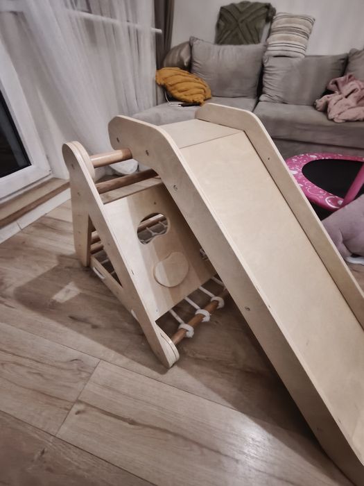 Drewniana zjeżdżalnia z drabinką